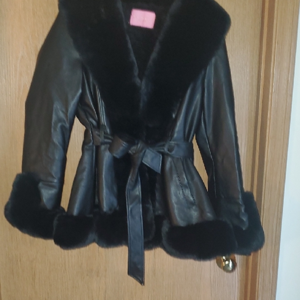 Luxurious Black Leather Jacket with Faux Fur Trim